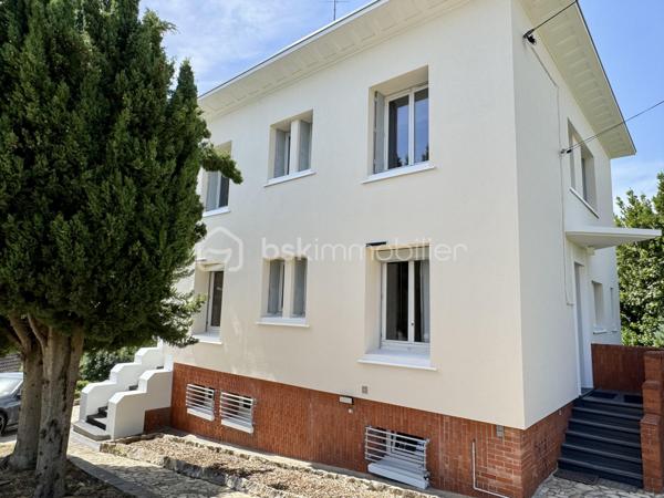 Venez découvrir cette maison de 1935 entièrement rénovée, édifiée sur une parcelle d’environ 800 m² et offrant une vue exceptionnelle sur la vallée de la Seine. Elle conjugue avec élégance le charme de l’ancien et le confort contemporain, dans un cadre privilégié.

Au rez-de-chaussée, l’entrée avec placard ouvre sur une cuisine ouverte et un vaste séjour / salle à manger d’environ 50 m², sublimé par une belle hauteur sous plafond ainsi qu'une cheminée pour les soirées d'hiver. L’espace de vie se prolonge sur un balcon, idéal pour profiter du panorama, se détendre ou partager des repas en plein air. Ce niveau comprend également une salle d’eau avec WC ainsi qu’un bureau pouvant aisément servir de chambre d’appoint.

À l’étage, un palier dessert trois chambres, dont une suite parentale avec sa salle d’eau et son dressing attenants. Vous y trouverez également une buanderie et une salle de bains avec WC, pensées pour un quotidien pratique et fonctionnel.

Le sous-sol offre un garage, un débarras, un local technique et une grande pièce entièrement aménageable. Cet espace peut être transformé en studio ou en espace indépendant selon vos besoins : salle de jeux, bureau, chambre, atelier, etc.

Rénovations récentes : ravalement de façade, portail électrique, chaudière neuve, toiture refaite il y a environ 10 ans, fenêtres en double vitrage, stores électriques avec télécommande, porte blindée et alarme, possibilité de stationner jusqu'à 4 vehicules sur la propriété.

Situation pratique : à proximité des commerces et des écoles, à environ 15 minutes à pied de la gare de La Frette–Montigny (20mn de la gare de PARIS St LAZARRE avec la ligne J) et à 10 minutes en voiture de la gare de Montigny–Beauchamp (RER C)