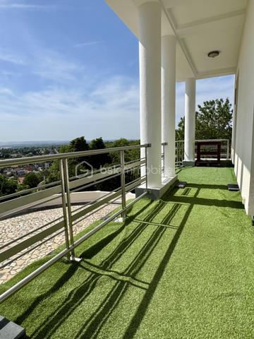 Venez découvrir cette maison de 1935 entièrement rénovée, édifiée sur une parcelle d’environ 800 m² et offrant une vue exceptionnelle sur la vallée de la Seine. Elle conjugue avec élégance le charme de l’ancien et le confort contemporain, dans un cadre privilégié.

Au rez-de-chaussée, l’entrée avec placard ouvre sur une cuisine ouverte et un vaste séjour / salle à manger d’environ 50 m², sublimé par une belle hauteur sous plafond ainsi qu'une cheminée pour les soirées d'hiver. L’espace de vie se prolonge sur un balcon, idéal pour profiter du panorama, se détendre ou partager des repas en plein air. Ce niveau comprend également une salle d’eau avec WC ainsi qu’un bureau pouvant aisément servir de chambre d’appoint.

À l’étage, un palier dessert trois chambres, dont une suite parentale avec sa salle d’eau et son dressing attenants. Vous y trouverez également une buanderie et une salle de bains avec WC, pensées pour un quotidien pratique et fonctionnel.

Le sous-sol offre un garage, un débarras, un local technique et une grande pièce entièrement aménageable. Cet espace peut être transformé en studio ou en espace indépendant selon vos besoins : salle de jeux, bureau, chambre, atelier, etc.

Rénovations récentes : ravalement de façade, portail électrique, chaudière neuve, toiture refaite il y a environ 10 ans, fenêtres en double vitrage, stores électriques avec télécommande, porte blindée et alarme, possibilité de stationner jusqu'à 4 vehicules sur la propriété.

Situation pratique : à proximité des commerces et des écoles, à environ 15 minutes à pied de la gare de La Frette–Montigny (20mn de la gare de PARIS St LAZARRE avec la ligne J) et à 10 minutes en voiture de la gare de Montigny–Beauchamp (RER C)