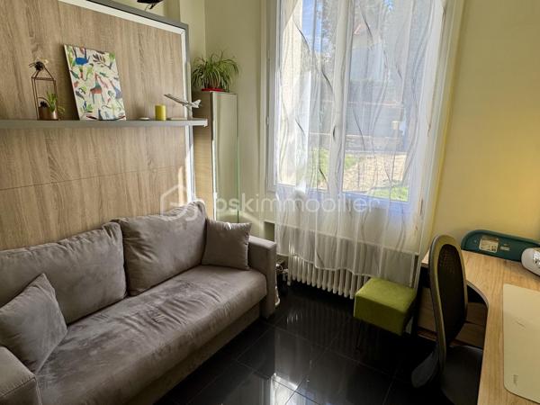 Venez découvrir cette maison de 1935 entièrement rénovée, édifiée sur une parcelle d’environ 800 m² et offrant une vue exceptionnelle sur la vallée de la Seine. Elle conjugue avec élégance le charme de l’ancien et le confort contemporain, dans un cadre privilégié.

Au rez-de-chaussée, l’entrée avec placard ouvre sur une cuisine ouverte et un vaste séjour / salle à manger d’environ 50 m², sublimé par une belle hauteur sous plafond ainsi qu'une cheminée pour les soirées d'hiver. L’espace de vie se prolonge sur un balcon, idéal pour profiter du panorama, se détendre ou partager des repas en plein air. Ce niveau comprend également une salle d’eau avec WC ainsi qu’un bureau pouvant aisément servir de chambre d’appoint.

À l’étage, un palier dessert trois chambres, dont une suite parentale avec sa salle d’eau et son dressing attenants. Vous y trouverez également une buanderie et une salle de bains avec WC, pensées pour un quotidien pratique et fonctionnel.

Le sous-sol offre un garage, un débarras, un local technique et une grande pièce entièrement aménageable. Cet espace peut être transformé en studio ou en espace indépendant selon vos besoins : salle de jeux, bureau, chambre, atelier, etc.

Rénovations récentes : ravalement de façade, portail électrique, chaudière neuve, toiture refaite il y a environ 10 ans, fenêtres en double vitrage, stores électriques avec télécommande, porte blindée et alarme, possibilité de stationner jusqu'à 4 vehicules sur la propriété.

Situation pratique : à proximité des commerces et des écoles, à environ 15 minutes à pied de la gare de La Frette–Montigny (20mn de la gare de PARIS St LAZARRE avec la ligne J) et à 10 minutes en voiture de la gare de Montigny–Beauchamp (RER C)