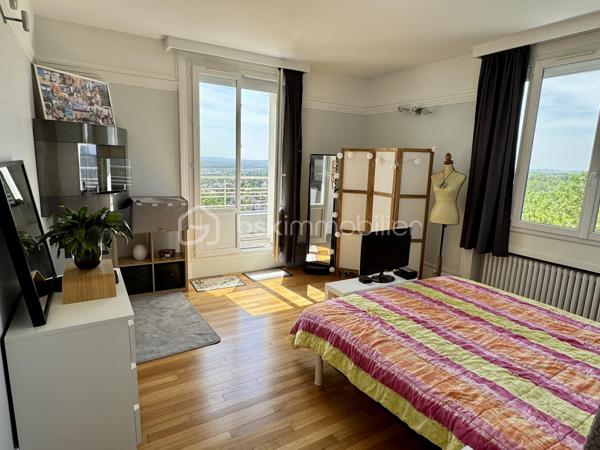 Venez découvrir cette maison de 1935 entièrement rénovée, édifiée sur une parcelle d’environ 800 m² et offrant une vue exceptionnelle sur la vallée de la Seine. Elle conjugue avec élégance le charme de l’ancien et le confort contemporain, dans un cadre privilégié.

Au rez-de-chaussée, l’entrée avec placard ouvre sur une cuisine ouverte et un vaste séjour / salle à manger d’environ 50 m², sublimé par une belle hauteur sous plafond ainsi qu'une cheminée pour les soirées d'hiver. L’espace de vie se prolonge sur un balcon, idéal pour profiter du panorama, se détendre ou partager des repas en plein air. Ce niveau comprend également une salle d’eau avec WC ainsi qu’un bureau pouvant aisément servir de chambre d’appoint.

À l’étage, un palier dessert trois chambres, dont une suite parentale avec sa salle d’eau et son dressing attenants. Vous y trouverez également une buanderie et une salle de bains avec WC, pensées pour un quotidien pratique et fonctionnel.

Le sous-sol offre un garage, un débarras, un local technique et une grande pièce entièrement aménageable. Cet espace peut être transformé en studio ou en espace indépendant selon vos besoins : salle de jeux, bureau, chambre, atelier, etc.

Rénovations récentes : ravalement de façade, portail électrique, chaudière neuve, toiture refaite il y a environ 10 ans, fenêtres en double vitrage, stores électriques avec télécommande, porte blindée et alarme, possibilité de stationner jusqu'à 4 vehicules sur la propriété.

Situation pratique : à proximité des commerces et des écoles, à environ 15 minutes à pied de la gare de La Frette–Montigny (20mn de la gare de PARIS St LAZARRE avec la ligne J) et à 10 minutes en voiture de la gare de Montigny–Beauchamp (RER C)