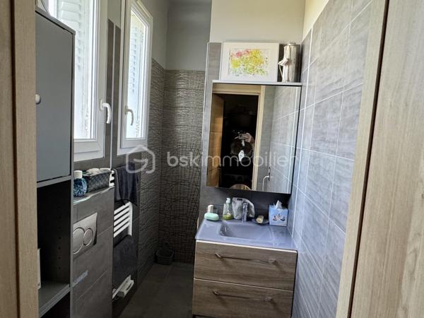 Venez découvrir cette maison de 1935 entièrement rénovée, édifiée sur une parcelle d’environ 800 m² et offrant une vue exceptionnelle sur la vallée de la Seine. Elle conjugue avec élégance le charme de l’ancien et le confort contemporain, dans un cadre privilégié.

Au rez-de-chaussée, l’entrée avec placard ouvre sur une cuisine ouverte et un vaste séjour / salle à manger d’environ 50 m², sublimé par une belle hauteur sous plafond ainsi qu'une cheminée pour les soirées d'hiver. L’espace de vie se prolonge sur un balcon, idéal pour profiter du panorama, se détendre ou partager des repas en plein air. Ce niveau comprend également une salle d’eau avec WC ainsi qu’un bureau pouvant aisément servir de chambre d’appoint.

À l’étage, un palier dessert trois chambres, dont une suite parentale avec sa salle d’eau et son dressing attenants. Vous y trouverez également une buanderie et une salle de bains avec WC, pensées pour un quotidien pratique et fonctionnel.

Le sous-sol offre un garage, un débarras, un local technique et une grande pièce entièrement aménageable. Cet espace peut être transformé en studio ou en espace indépendant selon vos besoins : salle de jeux, bureau, chambre, atelier, etc.

Rénovations récentes : ravalement de façade, portail électrique, chaudière neuve, toiture refaite il y a environ 10 ans, fenêtres en double vitrage, stores électriques avec télécommande, porte blindée et alarme, possibilité de stationner jusqu'à 4 vehicules sur la propriété.

Situation pratique : à proximité des commerces et des écoles, à environ 15 minutes à pied de la gare de La Frette–Montigny (20mn de la gare de PARIS St LAZARRE avec la ligne J) et à 10 minutes en voiture de la gare de Montigny–Beauchamp (RER C)