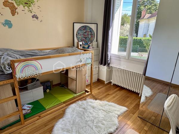 Venez découvrir cette maison de 1935 entièrement rénovée, édifiée sur une parcelle d’environ 800 m² et offrant une vue exceptionnelle sur la vallée de la Seine. Elle conjugue avec élégance le charme de l’ancien et le confort contemporain, dans un cadre privilégié.

Au rez-de-chaussée, l’entrée avec placard ouvre sur une cuisine ouverte et un vaste séjour / salle à manger d’environ 50 m², sublimé par une belle hauteur sous plafond ainsi qu'une cheminée pour les soirées d'hiver. L’espace de vie se prolonge sur un balcon, idéal pour profiter du panorama, se détendre ou partager des repas en plein air. Ce niveau comprend également une salle d’eau avec WC ainsi qu’un bureau pouvant aisément servir de chambre d’appoint.

À l’étage, un palier dessert trois chambres, dont une suite parentale avec sa salle d’eau et son dressing attenants. Vous y trouverez également une buanderie et une salle de bains avec WC, pensées pour un quotidien pratique et fonctionnel.

Le sous-sol offre un garage, un débarras, un local technique et une grande pièce entièrement aménageable. Cet espace peut être transformé en studio ou en espace indépendant selon vos besoins : salle de jeux, bureau, chambre, atelier, etc.

Rénovations récentes : ravalement de façade, portail électrique, chaudière neuve, toiture refaite il y a environ 10 ans, fenêtres en double vitrage, stores électriques avec télécommande, porte blindée et alarme, possibilité de stationner jusqu'à 4 vehicules sur la propriété.

Situation pratique : à proximité des commerces et des écoles, à environ 15 minutes à pied de la gare de La Frette–Montigny (20mn de la gare de PARIS St LAZARRE avec la ligne J) et à 10 minutes en voiture de la gare de Montigny–Beauchamp (RER C)