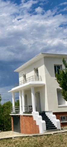 Venez découvrir cette maison de 1935 entièrement rénovée, édifiée sur une parcelle d’environ 800 m² et offrant une vue exceptionnelle sur la vallée de la Seine. Elle conjugue avec élégance le charme de l’ancien et le confort contemporain, dans un cadre privilégié.

Au rez-de-chaussée, l’entrée avec placard ouvre sur une cuisine ouverte et un vaste séjour / salle à manger d’environ 50 m², sublimé par une belle hauteur sous plafond ainsi qu'une cheminée pour les soirées d'hiver. L’espace de vie se prolonge sur un balcon, idéal pour profiter du panorama, se détendre ou partager des repas en plein air. Ce niveau comprend également une salle d’eau avec WC ainsi qu’un bureau pouvant aisément servir de chambre d’appoint.

À l’étage, un palier dessert trois chambres, dont une suite parentale avec sa salle d’eau et son dressing attenants. Vous y trouverez également une buanderie et une salle de bains avec WC, pensées pour un quotidien pratique et fonctionnel.

Le sous-sol offre un garage, un débarras, un local technique et une grande pièce entièrement aménageable. Cet espace peut être transformé en studio ou en espace indépendant selon vos besoins : salle de jeux, bureau, chambre, atelier, etc.

Rénovations récentes : ravalement de façade, portail électrique, chaudière neuve, toiture refaite il y a environ 10 ans, fenêtres en double vitrage, stores électriques avec télécommande, porte blindée et alarme, possibilité de stationner jusqu'à 4 vehicules sur la propriété.

Situation pratique : à proximité des commerces et des écoles, à environ 15 minutes à pied de la gare de La Frette–Montigny (20mn de la gare de PARIS St LAZARRE avec la ligne J) et à 10 minutes en voiture de la gare de Montigny–Beauchamp (RER C)