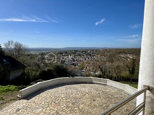 Venez découvrir cette maison de 1935 entièrement rénovée, édifiée sur une parcelle d’environ 800 m² et offrant une vue exceptionnelle sur la vallée de la Seine. Elle conjugue avec élégance le charme de l’ancien et le confort contemporain, dans un cadre privilégié.

Au rez-de-chaussée, l’entrée avec placard ouvre sur une cuisine ouverte et un vaste séjour / salle à manger d’environ 50 m², sublimé par une belle hauteur sous plafond ainsi qu'une cheminée pour les soirées d'hiver. L’espace de vie se prolonge sur un balcon, idéal pour profiter du panorama, se détendre ou partager des repas en plein air. Ce niveau comprend également une salle d’eau avec WC ainsi qu’un bureau pouvant aisément servir de chambre d’appoint.

À l’étage, un palier dessert trois chambres, dont une suite parentale avec sa salle d’eau et son dressing attenants. Vous y trouverez également une buanderie et une salle de bains avec WC, pensées pour un quotidien pratique et fonctionnel.

Le sous-sol offre un garage, un débarras, un local technique et une grande pièce entièrement aménageable. Cet espace peut être transformé en studio ou en espace indépendant selon vos besoins : salle de jeux, bureau, chambre, atelier, etc.

Rénovations récentes : ravalement de façade, portail électrique, chaudière neuve, toiture refaite il y a environ 10 ans, fenêtres en double vitrage, stores électriques avec télécommande, porte blindée et alarme, possibilité de stationner jusqu'à 4 vehicules sur la propriété.

Situation pratique : à proximité des commerces et des écoles, à environ 15 minutes à pied de la gare de La Frette–Montigny (20mn de la gare de PARIS St LAZARRE avec la ligne J) et à 10 minutes en voiture de la gare de Montigny–Beauchamp (RER C)