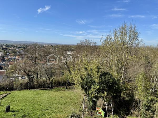Venez découvrir cette maison de 1935 entièrement rénovée, édifiée sur une parcelle d’environ 800 m² et offrant une vue exceptionnelle sur la vallée de la Seine. Elle conjugue avec élégance le charme de l’ancien et le confort contemporain, dans un cadre privilégié.

Au rez-de-chaussée, l’entrée avec placard ouvre sur une cuisine ouverte et un vaste séjour / salle à manger d’environ 50 m², sublimé par une belle hauteur sous plafond ainsi qu'une cheminée pour les soirées d'hiver. L’espace de vie se prolonge sur un balcon, idéal pour profiter du panorama, se détendre ou partager des repas en plein air. Ce niveau comprend également une salle d’eau avec WC ainsi qu’un bureau pouvant aisément servir de chambre d’appoint.

À l’étage, un palier dessert trois chambres, dont une suite parentale avec sa salle d’eau et son dressing attenants. Vous y trouverez également une buanderie et une salle de bains avec WC, pensées pour un quotidien pratique et fonctionnel.

Le sous-sol offre un garage, un débarras, un local technique et une grande pièce entièrement aménageable. Cet espace peut être transformé en studio ou en espace indépendant selon vos besoins : salle de jeux, bureau, chambre, atelier, etc.

Rénovations récentes : ravalement de façade, portail électrique, chaudière neuve, toiture refaite il y a environ 10 ans, fenêtres en double vitrage, stores électriques avec télécommande, porte blindée et alarme, possibilité de stationner jusqu'à 4 vehicules sur la propriété.

Situation pratique : à proximité des commerces et des écoles, à environ 15 minutes à pied de la gare de La Frette–Montigny (20mn de la gare de PARIS St LAZARRE avec la ligne J) et à 10 minutes en voiture de la gare de Montigny–Beauchamp (RER C)