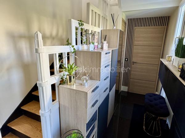 Venez découvrir cette maison de 1935 entièrement rénovée, édifiée sur une parcelle d’environ 800 m² et offrant une vue exceptionnelle sur la vallée de la Seine. Elle conjugue avec élégance le charme de l’ancien et le confort contemporain, dans un cadre privilégié.

Au rez-de-chaussée, l’entrée avec placard ouvre sur une cuisine ouverte et un vaste séjour / salle à manger d’environ 50 m², sublimé par une belle hauteur sous plafond ainsi qu'une cheminée pour les soirées d'hiver. L’espace de vie se prolonge sur un balcon, idéal pour profiter du panorama, se détendre ou partager des repas en plein air. Ce niveau comprend également une salle d’eau avec WC ainsi qu’un bureau pouvant aisément servir de chambre d’appoint.

À l’étage, un palier dessert trois chambres, dont une suite parentale avec sa salle d’eau et son dressing attenants. Vous y trouverez également une buanderie et une salle de bains avec WC, pensées pour un quotidien pratique et fonctionnel.

Le sous-sol offre un garage, un débarras, un local technique et une grande pièce entièrement aménageable. Cet espace peut être transformé en studio ou en espace indépendant selon vos besoins : salle de jeux, bureau, chambre, atelier, etc.

Rénovations récentes : ravalement de façade, portail électrique, chaudière neuve, toiture refaite il y a environ 10 ans, fenêtres en double vitrage, stores électriques avec télécommande, porte blindée et alarme, possibilité de stationner jusqu'à 4 vehicules sur la propriété.

Situation pratique : à proximité des commerces et des écoles, à environ 15 minutes à pied de la gare de La Frette–Montigny (20mn de la gare de PARIS St LAZARRE avec la ligne J) et à 10 minutes en voiture de la gare de Montigny–Beauchamp (RER C)