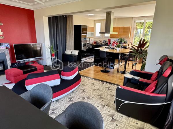 Venez découvrir cette maison de 1935 entièrement rénovée, édifiée sur une parcelle d’environ 800 m² et offrant une vue exceptionnelle sur la vallée de la Seine. Elle conjugue avec élégance le charme de l’ancien et le confort contemporain, dans un cadre privilégié.

Au rez-de-chaussée, l’entrée avec placard ouvre sur une cuisine ouverte et un vaste séjour / salle à manger d’environ 50 m², sublimé par une belle hauteur sous plafond ainsi qu'une cheminée pour les soirées d'hiver. L’espace de vie se prolonge sur un balcon, idéal pour profiter du panorama, se détendre ou partager des repas en plein air. Ce niveau comprend également une salle d’eau avec WC ainsi qu’un bureau pouvant aisément servir de chambre d’appoint.

À l’étage, un palier dessert trois chambres, dont une suite parentale avec sa salle d’eau et son dressing attenants. Vous y trouverez également une buanderie et une salle de bains avec WC, pensées pour un quotidien pratique et fonctionnel.

Le sous-sol offre un garage, un débarras, un local technique et une grande pièce entièrement aménageable. Cet espace peut être transformé en studio ou en espace indépendant selon vos besoins : salle de jeux, bureau, chambre, atelier, etc.

Rénovations récentes : ravalement de façade, portail électrique, chaudière neuve, toiture refaite il y a environ 10 ans, fenêtres en double vitrage, stores électriques avec télécommande, porte blindée et alarme, possibilité de stationner jusqu'à 4 vehicules sur la propriété.

Situation pratique : à proximité des commerces et des écoles, à environ 15 minutes à pied de la gare de La Frette–Montigny (20mn de la gare de PARIS St LAZARRE avec la ligne J) et à 10 minutes en voiture de la gare de Montigny–Beauchamp (RER C)