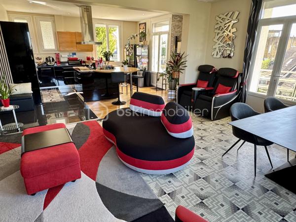 Venez découvrir cette maison de 1935 entièrement rénovée, édifiée sur une parcelle d’environ 800 m² et offrant une vue exceptionnelle sur la vallée de la Seine. Elle conjugue avec élégance le charme de l’ancien et le confort contemporain, dans un cadre privilégié.

Au rez-de-chaussée, l’entrée avec placard ouvre sur une cuisine ouverte et un vaste séjour / salle à manger d’environ 50 m², sublimé par une belle hauteur sous plafond ainsi qu'une cheminée pour les soirées d'hiver. L’espace de vie se prolonge sur un balcon, idéal pour profiter du panorama, se détendre ou partager des repas en plein air. Ce niveau comprend également une salle d’eau avec WC ainsi qu’un bureau pouvant aisément servir de chambre d’appoint.

À l’étage, un palier dessert trois chambres, dont une suite parentale avec sa salle d’eau et son dressing attenants. Vous y trouverez également une buanderie et une salle de bains avec WC, pensées pour un quotidien pratique et fonctionnel.

Le sous-sol offre un garage, un débarras, un local technique et une grande pièce entièrement aménageable. Cet espace peut être transformé en studio ou en espace indépendant selon vos besoins : salle de jeux, bureau, chambre, atelier, etc.

Rénovations récentes : ravalement de façade, portail électrique, chaudière neuve, toiture refaite il y a environ 10 ans, fenêtres en double vitrage, stores électriques avec télécommande, porte blindée et alarme, possibilité de stationner jusqu'à 4 vehicules sur la propriété.

Situation pratique : à proximité des commerces et des écoles, à environ 15 minutes à pied de la gare de La Frette–Montigny (20mn de la gare de PARIS St LAZARRE avec la ligne J) et à 10 minutes en voiture de la gare de Montigny–Beauchamp (RER C)