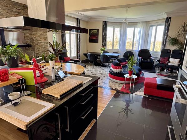 Venez découvrir cette maison de 1935 entièrement rénovée, édifiée sur une parcelle d’environ 800 m² et offrant une vue exceptionnelle sur la vallée de la Seine. Elle conjugue avec élégance le charme de l’ancien et le confort contemporain, dans un cadre privilégié.

Au rez-de-chaussée, l’entrée avec placard ouvre sur une cuisine ouverte et un vaste séjour / salle à manger d’environ 50 m², sublimé par une belle hauteur sous plafond ainsi qu'une cheminée pour les soirées d'hiver. L’espace de vie se prolonge sur un balcon, idéal pour profiter du panorama, se détendre ou partager des repas en plein air. Ce niveau comprend également une salle d’eau avec WC ainsi qu’un bureau pouvant aisément servir de chambre d’appoint.

À l’étage, un palier dessert trois chambres, dont une suite parentale avec sa salle d’eau et son dressing attenants. Vous y trouverez également une buanderie et une salle de bains avec WC, pensées pour un quotidien pratique et fonctionnel.

Le sous-sol offre un garage, un débarras, un local technique et une grande pièce entièrement aménageable. Cet espace peut être transformé en studio ou en espace indépendant selon vos besoins : salle de jeux, bureau, chambre, atelier, etc.

Rénovations récentes : ravalement de façade, portail électrique, chaudière neuve, toiture refaite il y a environ 10 ans, fenêtres en double vitrage, stores électriques avec télécommande, porte blindée et alarme, possibilité de stationner jusqu'à 4 vehicules sur la propriété.

Situation pratique : à proximité des commerces et des écoles, à environ 15 minutes à pied de la gare de La Frette–Montigny (20mn de la gare de PARIS St LAZARRE avec la ligne J) et à 10 minutes en voiture de la gare de Montigny–Beauchamp (RER C)