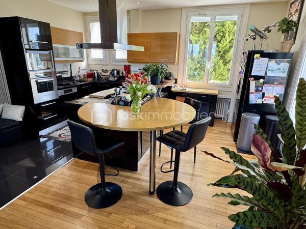 Venez découvrir cette maison de 1935 entièrement rénovée, édifiée sur une parcelle d’environ 800 m² et offrant une vue exceptionnelle sur la vallée de la Seine. Elle conjugue avec élégance le charme de l’ancien et le confort contemporain, dans un cadre privilégié.

Au rez-de-chaussée, l’entrée avec placard ouvre sur une cuisine ouverte et un vaste séjour / salle à manger d’environ 50 m², sublimé par une belle hauteur sous plafond ainsi qu'une cheminée pour les soirées d'hiver. L’espace de vie se prolonge sur un balcon, idéal pour profiter du panorama, se détendre ou partager des repas en plein air. Ce niveau comprend également une salle d’eau avec WC ainsi qu’un bureau pouvant aisément servir de chambre d’appoint.

À l’étage, un palier dessert trois chambres, dont une suite parentale avec sa salle d’eau et son dressing attenants. Vous y trouverez également une buanderie et une salle de bains avec WC, pensées pour un quotidien pratique et fonctionnel.

Le sous-sol offre un garage, un débarras, un local technique et une grande pièce entièrement aménageable. Cet espace peut être transformé en studio ou en espace indépendant selon vos besoins : salle de jeux, bureau, chambre, atelier, etc.

Rénovations récentes : ravalement de façade, portail électrique, chaudière neuve, toiture refaite il y a environ 10 ans, fenêtres en double vitrage, stores électriques avec télécommande, porte blindée et alarme, possibilité de stationner jusqu'à 4 vehicules sur la propriété.

Situation pratique : à proximité des commerces et des écoles, à environ 15 minutes à pied de la gare de La Frette–Montigny (20mn de la gare de PARIS St LAZARRE avec la ligne J) et à 10 minutes en voiture de la gare de Montigny–Beauchamp (RER C)