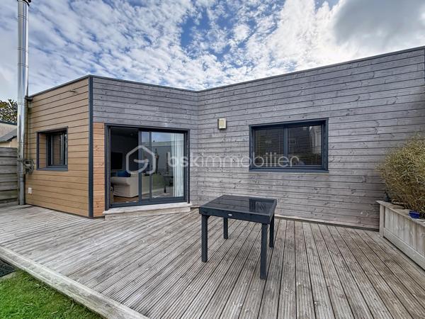 À Bohars, découvrez cette charmante maison idéalement située, à proximité immédiate des commerces et des commodités.

Dès l'entrée, vous serez séduits par sa belle luminosité et son atmosphère accueillante. La grande pièce de vie traversante offre un espace convivial où il fait bon vivre en famille ou entre amis. Un poêle à granulés mixte et connecté vient compléter cet espace pour un confort optimal au quotidien.

La cuisine, aménagée et entièrement équipée, est à la fois fonctionnelle et agréable à vivre.

Côté nuit, un couloir dessert deux chambres de plain-pied, une salle d'eau ainsi qu'un WC indépendant. À l'étage, une troisième chambre constitue un véritable atout : espace pour un adolescent, chambre d'amis ou bureau selon vos besoins.

Le plus ? Cette maison ne nécessite aucun travaux. Soigneusement entretenue, elle est prête à accueillir sa nouvelle famille.

Une visite s'impose pour découvrir tout le potentiel et le confort de cette maison où il ne reste plus qu'à poser vos valises !