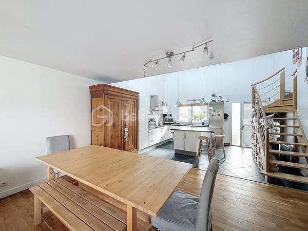 À Bohars, découvrez cette charmante maison idéalement située, à proximité immédiate des commerces et des commodités.

Dès l'entrée, vous serez séduits par sa belle luminosité et son atmosphère accueillante. La grande pièce de vie traversante offre un espace convivial où il fait bon vivre en famille ou entre amis. Un poêle à granulés mixte et connecté vient compléter cet espace pour un confort optimal au quotidien.

La cuisine, aménagée et entièrement équipée, est à la fois fonctionnelle et agréable à vivre.

Côté nuit, un couloir dessert deux chambres de plain-pied, une salle d'eau ainsi qu'un WC indépendant. À l'étage, une troisième chambre constitue un véritable atout : espace pour un adolescent, chambre d'amis ou bureau selon vos besoins.

Le plus ? Cette maison ne nécessite aucun travaux. Soigneusement entretenue, elle est prête à accueillir sa nouvelle famille.

Une visite s'impose pour découvrir tout le potentiel et le confort de cette maison où il ne reste plus qu'à poser vos valises !