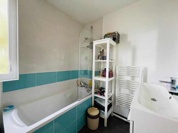 Doulon - Dans une résidence récente, retrouver ce cocon comprenant trois pièces, deux chambres. Grande terrasse, pkg en sous-sol.