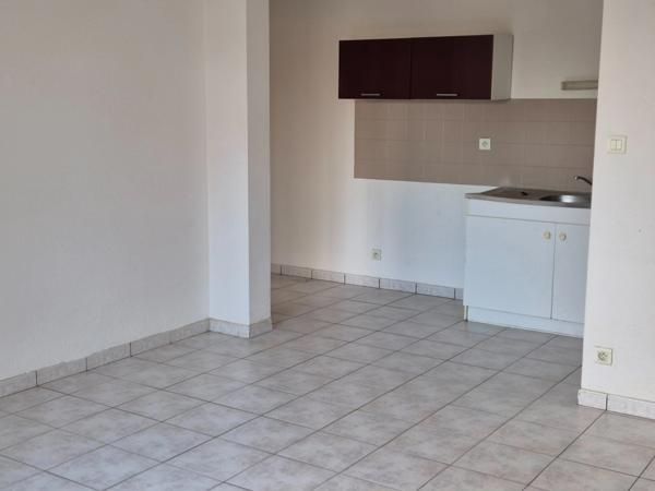 LUCON PROCHE COMMERCES ET LYCEES AGREABLE APPARTEMENT REZ DE JARDIN 50 M² / 2 CHAMBRES AVEC COURETTE