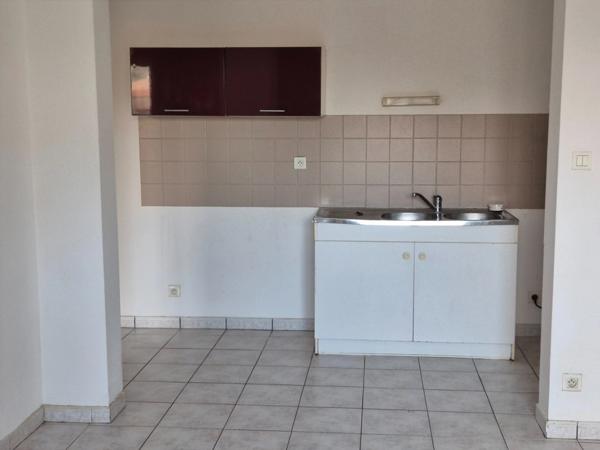 LUCON PROCHE COMMERCES ET LYCEES AGREABLE APPARTEMENT REZ DE JARDIN 50 M² / 2 CHAMBRES AVEC COURETTE