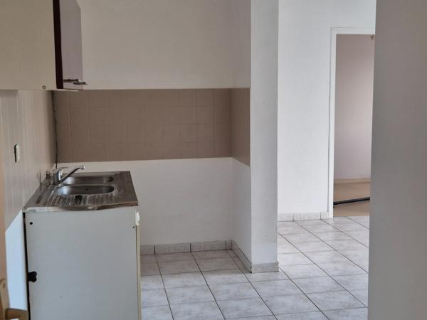 LUCON PROCHE COMMERCES ET LYCEES AGREABLE APPARTEMENT REZ DE JARDIN 50 M² / 2 CHAMBRES AVEC COURETTE