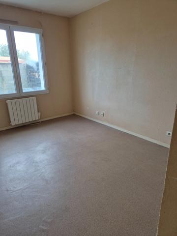 LUCON PROCHE COMMERCES ET LYCEES AGREABLE APPARTEMENT REZ DE JARDIN 50 M² / 2 CHAMBRES AVEC COURETTE