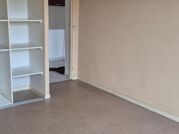 LUCON PROCHE COMMERCES ET LYCEES AGREABLE APPARTEMENT REZ DE JARDIN 50 M² / 2 CHAMBRES AVEC COURETTE