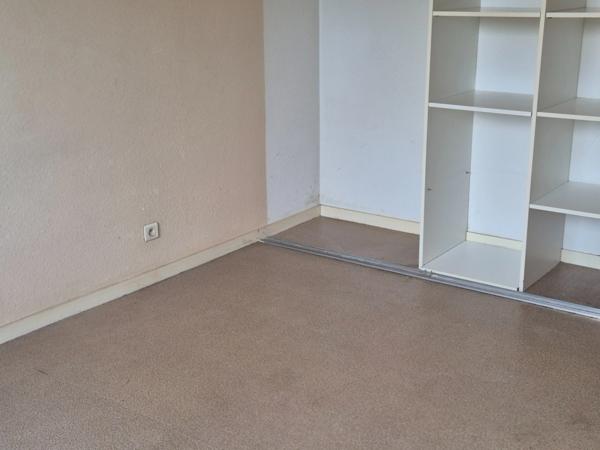 LUCON PROCHE COMMERCES ET LYCEES AGREABLE APPARTEMENT REZ DE JARDIN 50 M² / 2 CHAMBRES AVEC COURETTE