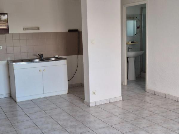 LUCON PROCHE COMMERCES ET LYCEES AGREABLE APPARTEMENT REZ DE JARDIN 50 M² / 2 CHAMBRES AVEC COURETTE