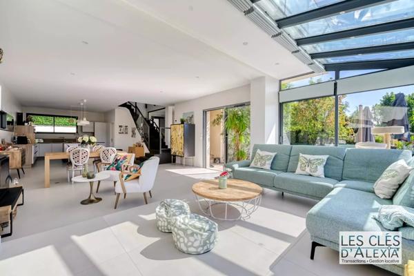 SAINT-DIDIER-AU-MONT-D’OR — SOMPTUEUSE MAISON CONTEMPORAINE AVEC PISCINE | 203 m² | TERRAIN 2 134 m²