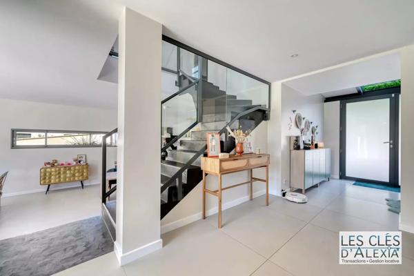 SAINT-DIDIER-AU-MONT-D’OR — SOMPTUEUSE MAISON CONTEMPORAINE AVEC PISCINE | 203 m² | TERRAIN 2 134 m²