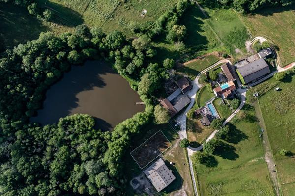 Prestigieux domaine équestre situé sur 41 hectares avec un lac