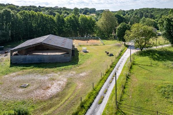 Prestigieux domaine équestre situé sur 41 hectares avec un lac