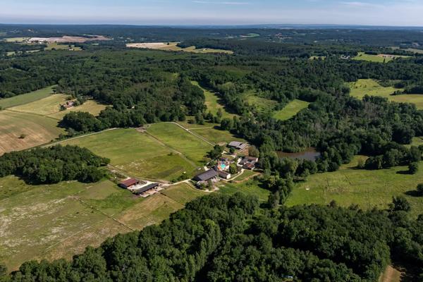 Prestigieux domaine équestre situé sur 41 hectares avec un lac