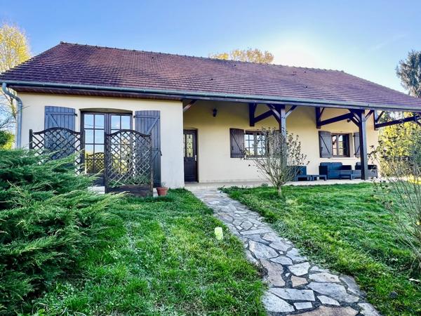 Maison moderne indépendante surélevée avec vue sur la campagne et piscine