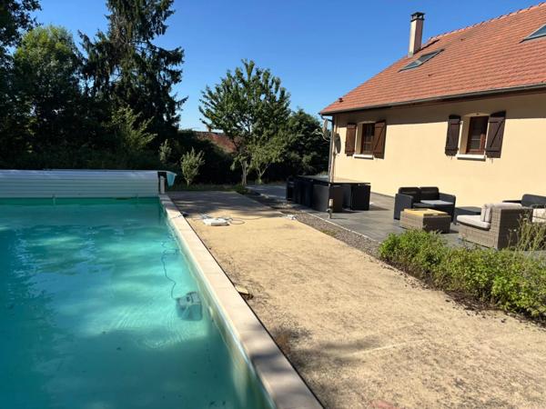 Maison moderne indépendante surélevée avec vue sur la campagne et piscine