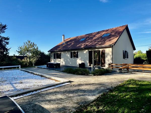 Maison moderne indépendante surélevée avec vue sur la campagne et piscine