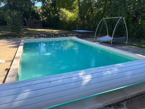 Maison moderne indépendante surélevée avec vue sur la campagne et piscine