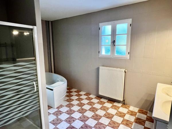 Maison moderne indépendante surélevée avec vue sur la campagne et piscine