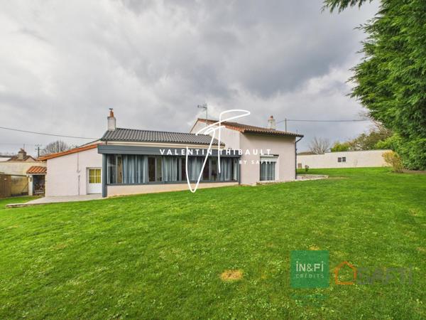 À Iteuil, aux portes de Poitiers : belle maison en pierres rénovée avec goût. 4 chambres, véranda, garage et jardin de 1 200 m²