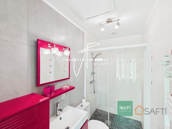 À Iteuil, aux portes de Poitiers : belle maison en pierres rénovée avec goût. 4 chambres, véranda, garage et jardin de 1 200 m²
