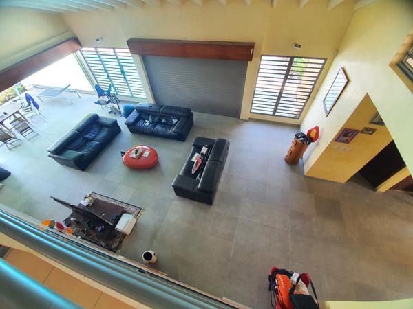 Spacieuse villa architecte P6 vue mer éloignée avec piscine sur 1200 m² de terrain arboré et clos