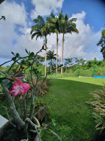 Spacieuse villa architecte P6 vue mer éloignée avec piscine sur 1200 m² de terrain arboré et clos
