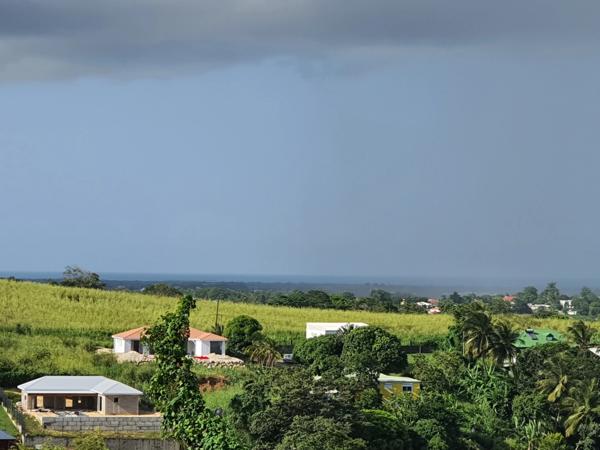 Spacieuse villa architecte P6 vue mer éloignée avec piscine sur 1200 m² de terrain arboré et clos