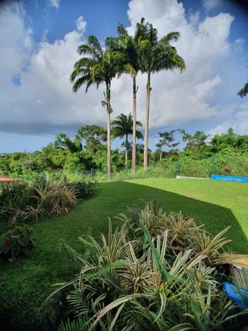 Spacieuse villa architecte P6 vue mer éloignée avec piscine sur 1200 m² de terrain arboré et clos