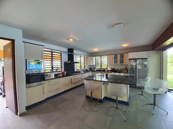 Spacieuse villa architecte P6 vue mer éloignée avec piscine sur 1200 m² de terrain arboré et clos