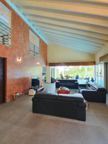 Spacieuse villa architecte P6 vue mer éloignée avec piscine sur 1200 m² de terrain arboré et clos
