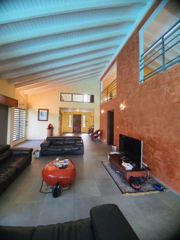 Spacieuse villa architecte P6 vue mer éloignée avec piscine sur 1200 m² de terrain arboré et clos