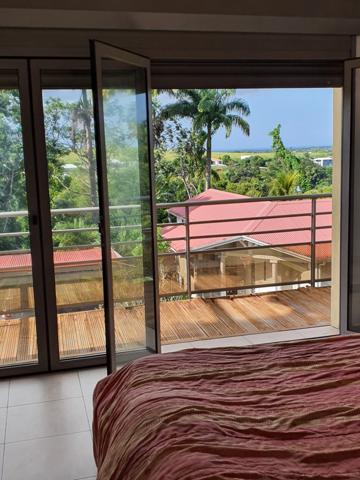 Spacieuse villa architecte P6 vue mer éloignée avec piscine sur 1200 m² de terrain arboré et clos
