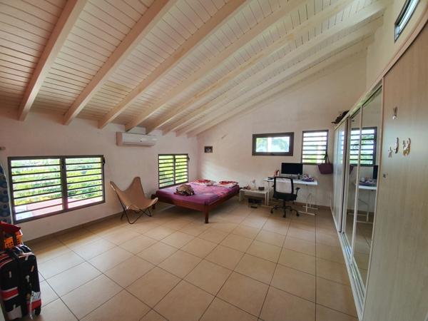 Spacieuse villa architecte P6 vue mer éloignée avec piscine sur 1200 m² de terrain arboré et clos