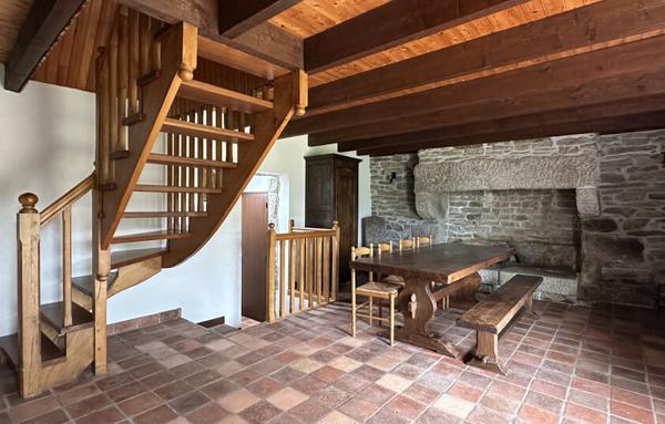 Exceptionnelle maison en pierres debout au centre de Trégunc
