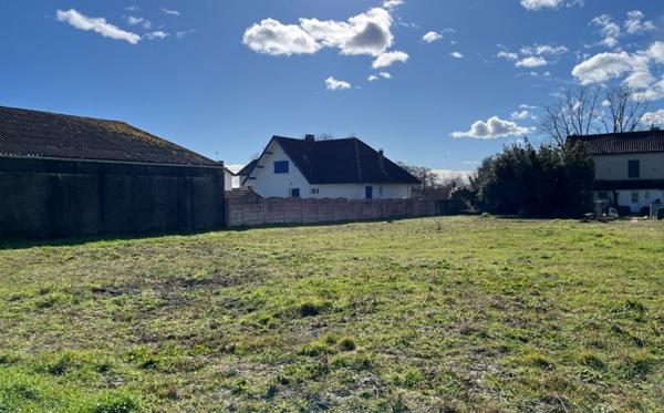 Terrain à vendre |  Ygos-Saint-Saturnin |  734 m²