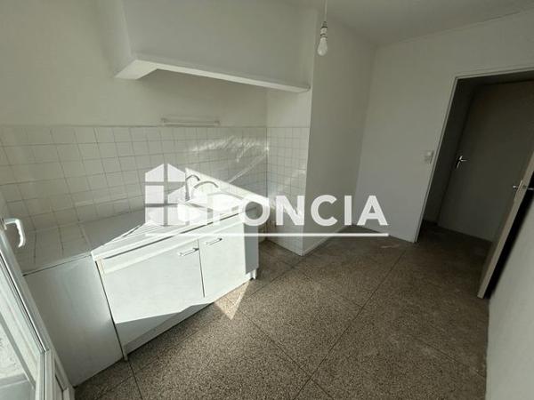 Location Appartement 4 pièces 80.9 m² - AVENUE DU MARECHAL JUIN Marignane 13700