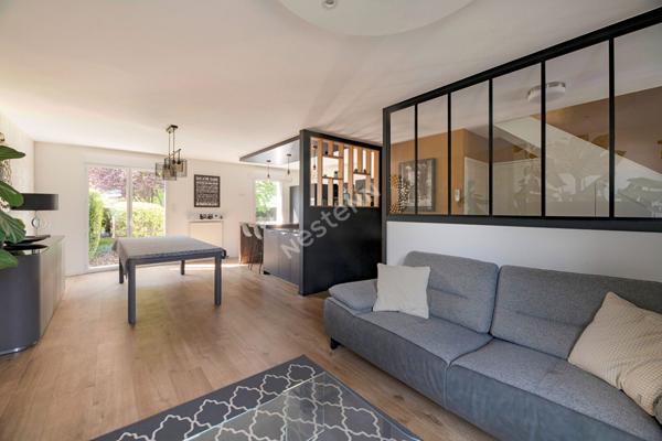 Maison entièrement rénovée avec goût - 3 chambres - 100 M2 au sol - Centre de Châteaugiron - jardin - garage