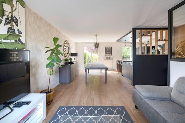Maison entièrement rénovée avec goût - 3 chambres - 100 M2 au sol - Centre de Châteaugiron - jardin - garage